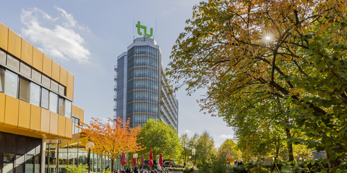 TU Dortmund Campus Nord im Herbst mit TU Tower und Mensa