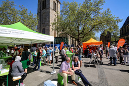 Stadtfest DORTBUNT DORTBUNT Standfoto der TU Dortmund an der St. Reinoldikirche - Die Besucher genießen die Sonne