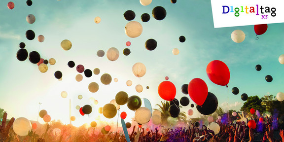 Digitaltag 2021 Viele Ballons steigen in den Himmel auf