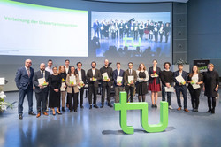 Auf dem Foto sieht man Personen auf der Bühne stehen, die einen Dissertationspreis gewonnen haben.