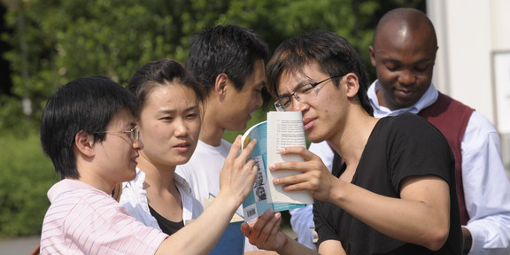 Minternational Internationale Studierende tauschen sich aus.