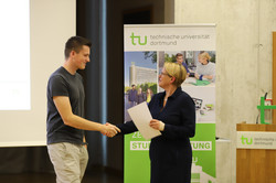 70_SchuelerUni_7859 Feierliche Übergabe erworbener Zertifikate zwischen der Prorektorin Studium Frau Prof. Dr. Wiebke Möhring und einem Teilnehmer während der Eröffnungsveranstaltung der SchülerUni für das Wintersemester 2024/2025.