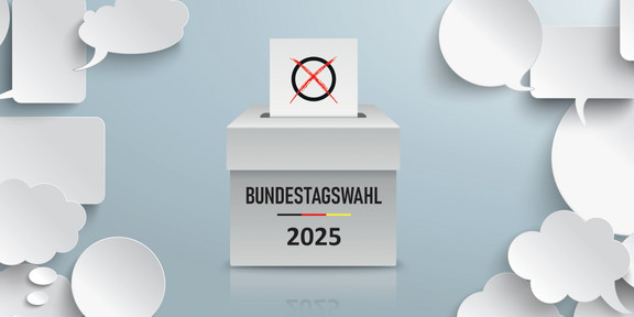 Ein Symbolbild, das eine Wahlurne mit einem ausgefüllten Wahlschein zeigt. Auf der Wahlurne steht "Bundestagswahl 2025". Der Hintergrund ist hellgrau. Um die Urne herum sind Sprech- und Denkblasen abgebildet.