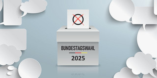 Ein Symbolbild, das eine Wahlurne mit einem ausgefüllten Wahlschein zeigt. Auf der Wahlurne steht "Bundestagswahl 2025". Der Hintergrund ist hellgrau. Um die Urne herum sind Sprech- und Denkblasen abgebildet.