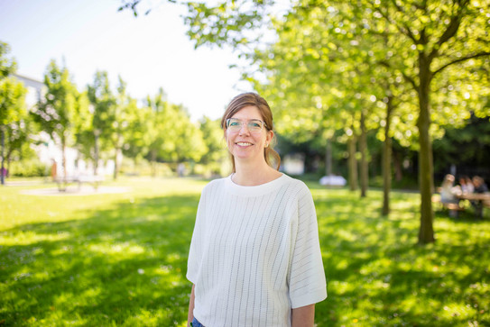 Portrait Nina Boberg-Fazlic Portrait einer Frau im Grünen