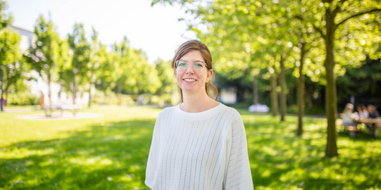 Portrait Nina Boberg-Fazlic Portrait einer Frau im Grünen