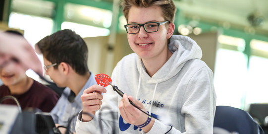 Hochschultage Ein junger Mann bei einem Versuch während der Dortmunder Hochschultage