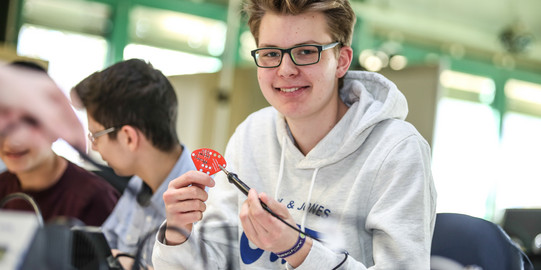 Ein junger Mann bei einem Versuch während der Dortmunder Hochschultage