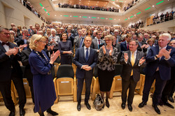 Stehende Ovationen, als Donald Tusk mit Rektorin Prof. Ursula Gather den Raum betritt