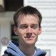 Der Student Tommy Köhler steht vor dem Gebäude EF50.