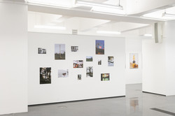Das Bild zeigt eine Wand mit Fotos der Ausstellung im Dortmunder U.