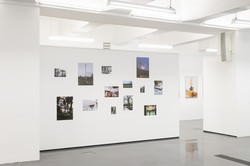 Fotofestival_f² Das Bild zeigt eine Wand mit Fotos der Ausstellung im Dortmunder U.