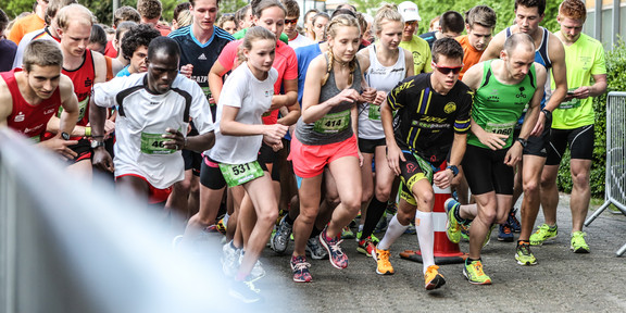 Läuferinnen und Läufer an der Startlinie