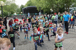 Kinder rennen nach dem Startschuss des Kids-Run los.