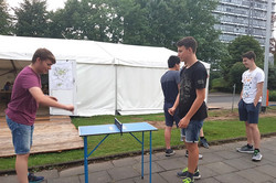 Freizeitaktivität auf dem Zeltplatz - Teilnehmer spielen Tischtennis