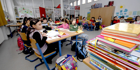 Schülerinnen und Schüler sitzen in einem Klassenzimmer