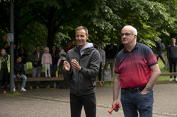 36. Campuslauf der TU Dortmund Zwei Männer stehen an einer Startlinie und geben einen Startschuss ab.