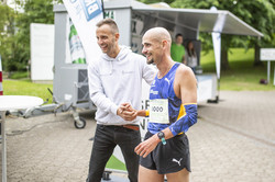 Christoph Edeler gratuliert Hendrik Pfeiffer an der Ziellinie