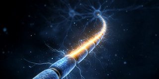 Animation eines Nervensignals in blauen Tönen. Das Signal wird durch einen gelben Streifen und Blitze verdeutlicht.
