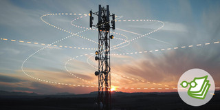 Foto: Ein Mobilfunkmast steht vor einem Sonnenuntergang, umgeben von leuchtenden Linien, die Funkwellen symbolisieren.