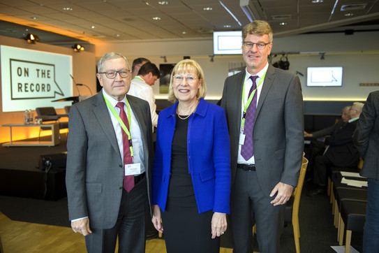 Gruppenfoto mit einer Frau und zwei Männern