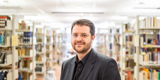 Erhan Genc Portrait eines Mannes in einer Bibliothek