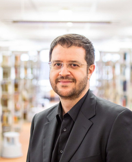 Portrait eines Mannes in einer Bibliothek