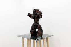Ausstellung Goldenes Wunder Eine Skulptur steht auf einem Podest.