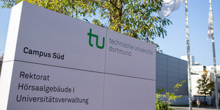 Ein Schild auf dem Campus Süd der TU Dortmund zeigt den Weg zum Rektorat.
