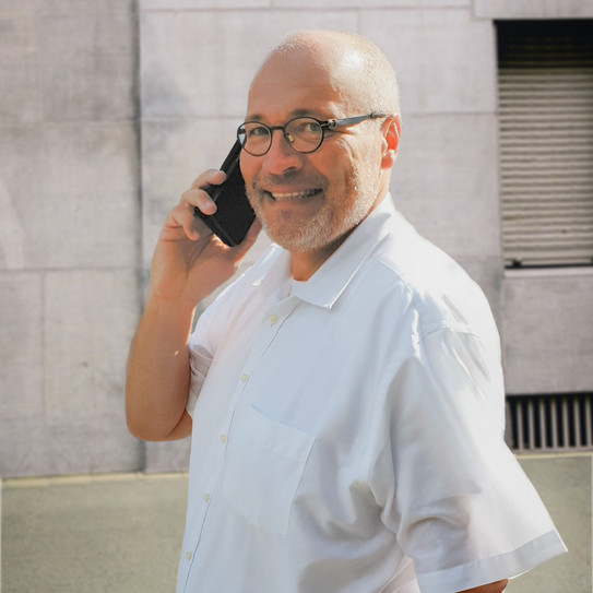 Prof. Christian Rehtanz, der telefoniert und in die Kamera lächelt
