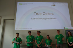 Die Projektgruppe "True Colors" stellt ihr Projekt im Rahmen einer Präsentation vor.  