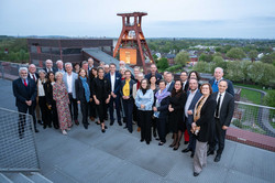 Wissenschaftsrat Eine große Menschengruppe vor dem Förderturm von Zeche Zollverein