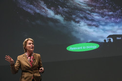 Nobelpreisträgerin Frances Arnold hält einen Vortrag. im Hintergrund läuft die Präsentation dazu