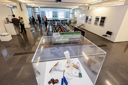 Ein Schaukasten in einem Ausstellungsraum