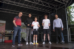 36. Campuslauf der TU Dortmund Siegerehrung von Läufern auf einer Bühne
