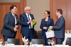 20 Jahre New York Büro - Gespräch Das Bild zeigt von links nach rechts die sich im Stehen unterhaltenden Personen Rektor Prof. Martin Paul der RUB, Rektor Prof. Manfred Bayer der TU Dortmund, Rektorin Prof. Barbara Albert der UDE sowie Generalkonsul David Gill.