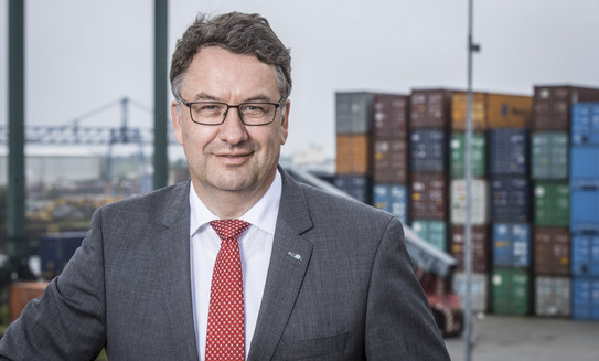 Portrait-Foto von Prof. Uwe Clausen vor einem Containerterminal
