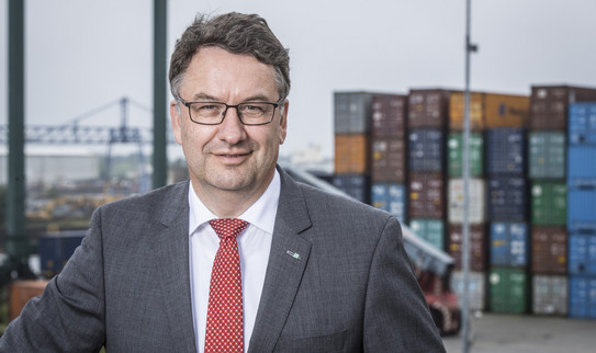 Portrait photo of Professor Uwe Clausen in front of a container terminal