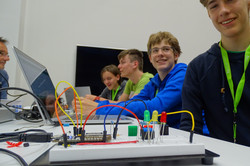 Teilnehmer bei der Projektarbeit mit einer Schaltung mit LED-Lampen.