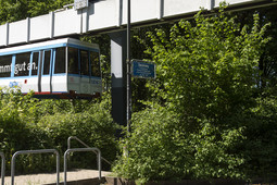H-Bahn und Schild Danzerweg