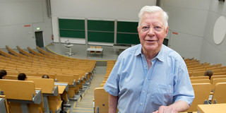 Portrait von Hans Stang in einem Hörsaal