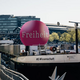 Zu sehen ist das Ausstellungsschiff MS Wissenschaft angelegt an einem Hafen. In der Mitte ist ein großer, pinker Ballon befestigt, der die Aufschrift "Freiheit" trägt - das Motto der Ausstellung.  