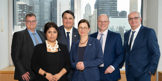 20 Jahre New York Büro - Akteur*innen Auf dem Gruppenfoto sind die Rektorinnen der UA Ruhr und Präsident Prof. Gerhard Schembecker des Verbindungsbüros sowie die Leiterin Priyar Nayar des Verbindungsbüros.