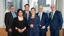 Mai Auf dem Gruppenfoto sind die Rektorinnen der UA Ruhr und Präsident Prof. Gerhard Schembecker des Verbindungsbüros sowie die Leiterin Priyar Nayar des Verbindungsbüros.