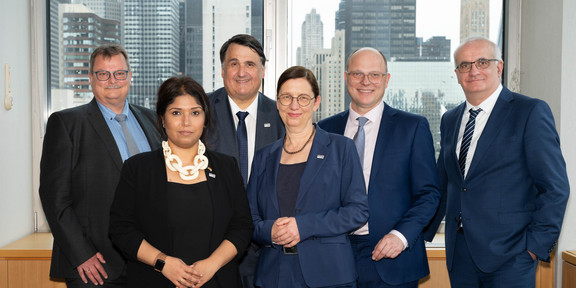 20 Jahre New York Büro - Akteur*innen Auf dem Gruppenfoto sind die Rektorinnen der UA Ruhr und Präsident Prof. Gerhard Schembecker des Verbindungsbüros sowie die Leiterin Priyar Nayar des Verbindungsbüros.