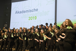 Gruppenaufnahme des Universitätschors während seines Auftritts bei der Akademeischen Jahresfeier im Audimax