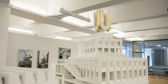 UmBAUkultur Ein großes weißes Modell des Dortmunder U in einem Ausstellungsraum.