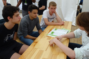 Do-camp-ing Teilnehmer werden von Studierenden bezüglich der Studiengänge im ET-IT Bereich beraten. 
