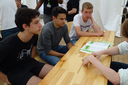 Do-camp-ing Teilnehmer werden von Studierenden bezüglich der Studiengänge im ET-IT Bereich beraten. 