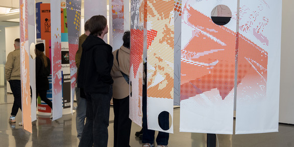 Foto: Personen in der Ausstellung